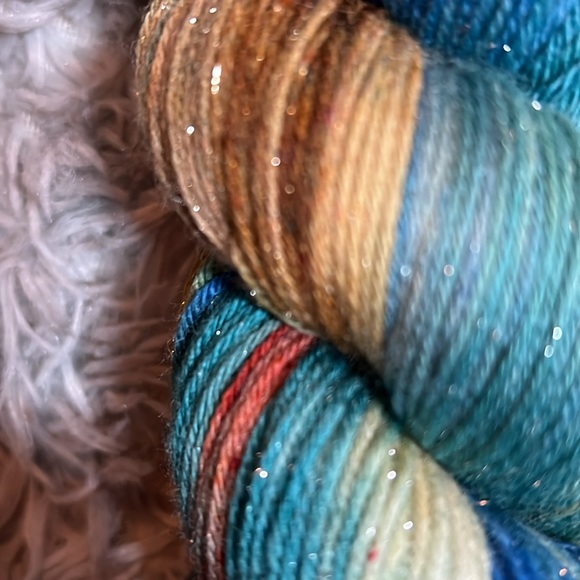 Beautiful Yarn with Sparkles!!! Superwash Merino Wool in gorgeous color! - Picture 5 of 6